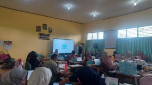 Workshop Pengembangan Modul Pembelajaran Berbantuan AI: Dari Teks, Gambar, hingga Video di SMA Negeri 18 Pekanbaru